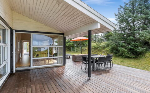 Tineke - 800M from the Sea: Dak, Huis, Huis, Verblijf, Deur, Siding, Dek, Veranda, Plank, Hardwood