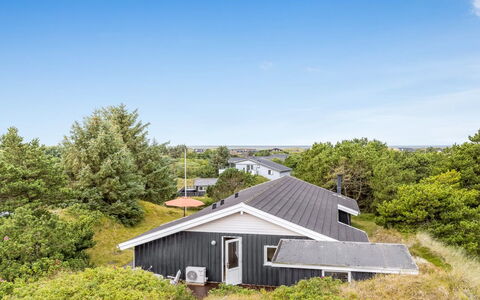 Tineke - 800M from the Sea: Dak, Huis, Huis, Verblijf, Deur, Siding, Dek, Veranda, Plank, Hardwood