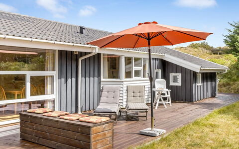 Tineke - 800M from the Sea: Dak, Huis, Huis, Verblijf, Deur, Siding, Dek, Veranda, Plank, Hardwood