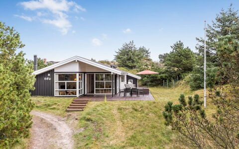Tineke - 800M from the Sea: Dak, Huis, Huis, Verblijf, Deur, Siding, Dek, Veranda, Plank, Hardwood