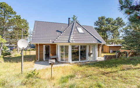Laila - 1.2Km from the Sea: Dak, Huis, Huis, Verblijf, Deur, Siding, Dek, Veranda, Plank, Hardwood