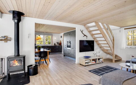 Laila - 1.2Km from the Sea: Dak, Huis, Huis, Verblijf, Deur, Siding, Dek, Veranda, Plank, Hardwood