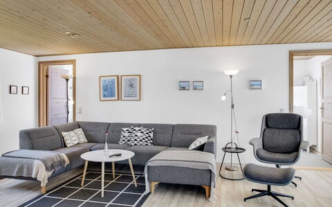 Laila - 1.2Km from the Sea: Dak, Huis, Huis, Verblijf, Deur, Siding, Dek, Veranda, Plank, Hardwood