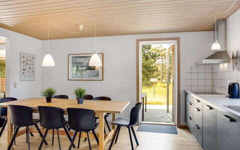 Laila - 1.2Km from the Sea: Dak, Huis, Huis, Verblijf, Deur, Siding, Dek, Veranda, Plank, Hardwood