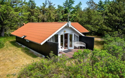 Clea - 800M from the Sea: Hout, Huis, Huis, Verblijf, Dak, Siding, Landgoed, Helling, Hardwood, Garden Gebouwen