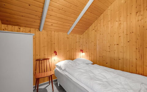 Clea - 800M from the Sea: Hout, Interieur Ontwerp, Plafond, Slaapkamer, Verdieping, Bed, Flooring, Kamer, Laken, Bedding