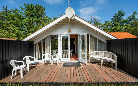 Clea - 800M from the Sea: Hout, Huis, Plank, Hardwood, Verblijf, Schaduw, Veranda, Dek, Siding, Ontwerp
