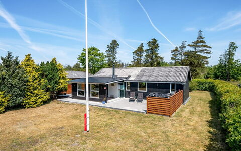Eira - 350M to the Fjord: Meubilair, Interieur Ontwerp, Flooring, Hout, Verdieping, Plafond, Houten Vloer, Stoel, Tafel, Verlichting