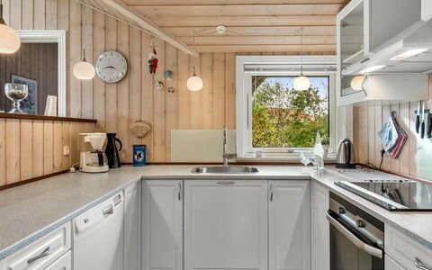 Lillemor - 800M to the Fjord: Keuken, Countertop, Toestel Van De Keuken, Major Appliance, Hout, Interieur Ontwerp, Huishoudapparatuur, Plafond, Cabinetry, Flooring