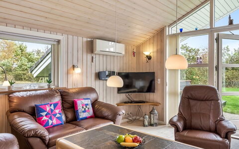 Lillemor - 800M to the Fjord: Meubilair, Interieur Ontwerp, Hout, Plafond, Bankstel, Woonkamer, Kamer, Flooring, Huis, Verlichting