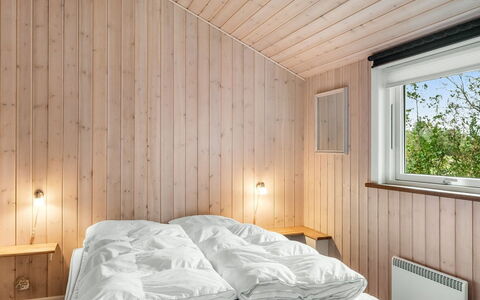 Lillemor - 800M to the Fjord: Slaapkamer, Hout, Plafond, Bed, Interieur Ontwerp, Laken, Bedding, Verdieping, Flooring, Kamer