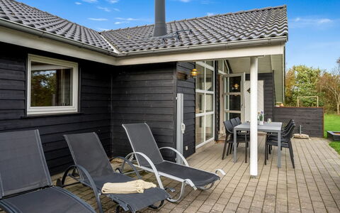 Lillemor - 800M to the Fjord: Hout, Huis, Huis, Verblijf, Dak, Siding, Deur, Veranda, Buitenmeubels, Schaduw