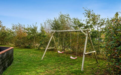 Lillemor - 800M to the Fjord: Tuin, Speeltoestel, Gazon, Schommel, Backyard, Schaduw, Werf, Landscaping, Park, Speelplaats
