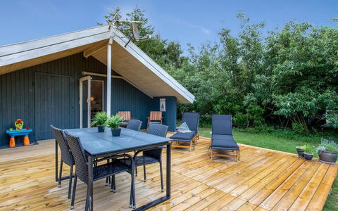 Frender - 800M to the Fjord: Meubilair, Interieur Ontwerp, Flooring, Hout, Verdieping, Plafond, Houten Vloer, Stoel, Tafel, Verlichting