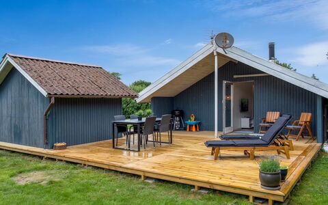 Frender - 800M to the Fjord: Meubilair, Interieur Ontwerp, Flooring, Hout, Verdieping, Plafond, Houten Vloer, Stoel, Tafel, Verlichting