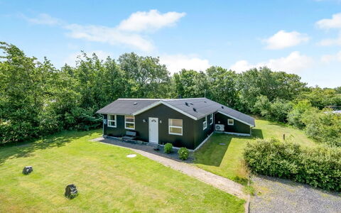 Mina - 600M to the Fjord: Dak, Huis, Huis, Verblijf, Siding, Landgoed, Oprit, Garden Gebouwen, Werf, Schuur