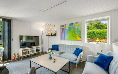 Kjartan - 32M to the Fjord: Meubilair, Interieur Ontwerp, Bankstel, Flooring, Plafond, Verdieping, Woonkamer, Verlichting, Kamer
