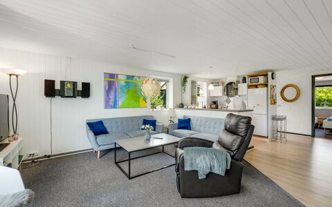 Kjartan - 32M to the Fjord: Meubilair, Interieur Ontwerp, Bankstel, Flooring, Woonkamer, Verdieping, Plafond, Hout, Kamer, Verlichting
