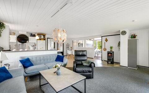 Kjartan - 32M to the Fjord: Meubilair, Interieur Ontwerp, Bankstel, Plafond, Hout, Flooring, Woonkamer, Verdieping, Verlichting, Kamer