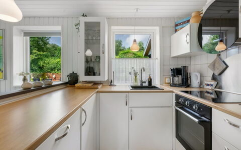 Kjartan - 32M to the Fjord: Keuken, Countertop, Flooring, Toestel Van De Keuken, Interieur Ontwerp, Hout, Major Appliance, Verdieping, Cabinetry, Plafond