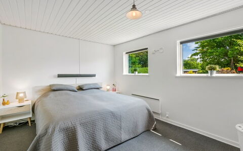 Kjartan - 32M to the Fjord: Interieur Ontwerp, Plafond, Flooring, Verdieping, Slaapkamer, Verlichting, Lichte Inrichting, Kamer, Bed, Huis