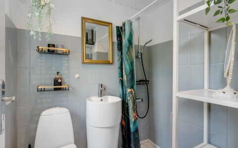 Kjartan - 32M to the Fjord: Interieur Ontwerp, Flooring, Verdieping, Badkamer, Loodgieterswerkinrichting, Toilet, Wc Bril, Huis, Loodgieter, Kamer