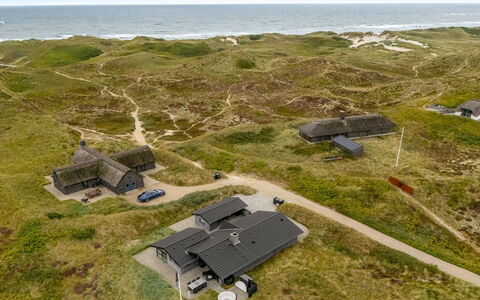 Walther - 300M from the Sea: Dak, Huis, Deur, Verblijf, Schaduw, Siding, Werf, Landgoed, Backyard