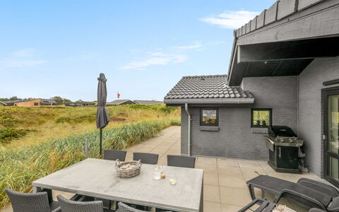 Walther - 300M from the Sea: Dak, Huis, Deur, Verblijf, Schaduw, Siding, Werf, Landgoed, Backyard