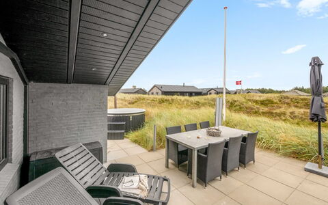 Walther - 300M from the Sea: Dak, Huis, Deur, Verblijf, Schaduw, Siding, Werf, Landgoed, Backyard