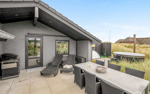 Walther - 300M from the Sea: Dak, Huis, Deur, Verblijf, Schaduw, Siding, Werf, Landgoed, Backyard