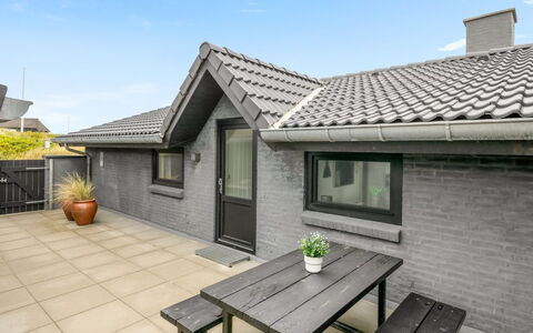 Walther - 300M from the Sea: Dak, Huis, Deur, Verblijf, Schaduw, Siding, Werf, Landgoed, Backyard