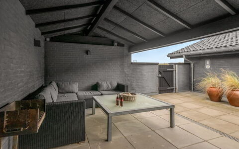Walther - 300M from the Sea: Dak, Huis, Deur, Verblijf, Schaduw, Siding, Werf, Landgoed, Backyard