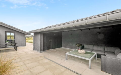 Walther - 300M from the Sea: Dak, Huis, Deur, Verblijf, Schaduw, Siding, Werf, Landgoed, Backyard