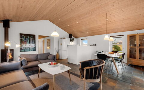 Fietje - 500M to the Fjord: Meubilair, Interieur Ontwerp, Flooring, Bankstel, Plafond, Hout, Lichte Inrichting, Verdieping, Woonkamer, Kamer