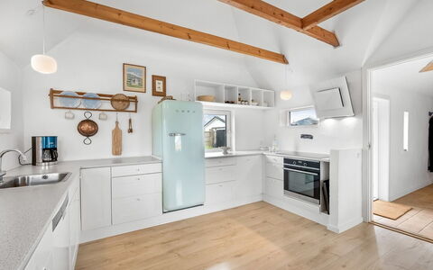 Hermine - from the Sea: Keuken, Toestel Van De Keuken, Countertop, Meubilair, Interieur Ontwerp, Flooring, Cabinetry, Major Appliance, Verdieping, Huishoudapparatuur
