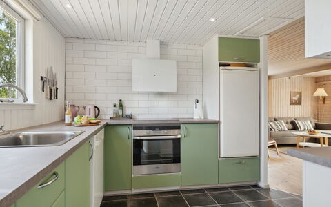 Sari - 250M from the Sea: Keuken, Countertop, Interieur Ontwerp, Toestel Van De Keuken, Flooring, Major Appliance, Hout, Cabinetry, Verdieping, Plafond