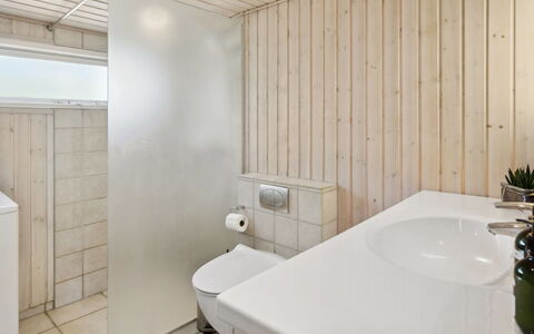 Sari - 250M from the Sea: Flooring, Muur, Loodgieterswerkinrichting, Verdieping, Badkamer, Hout, Wastafel In De Badkamer, Interieur Ontwerp, Wastafel, Plafond