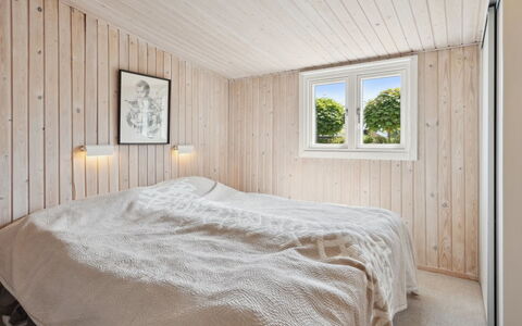 Sari - 250M from the Sea: Hout, Slaapkamer, Plafond, Flooring, Interieur Ontwerp, Verdieping, Bed, Laken, Bedding, Kamer