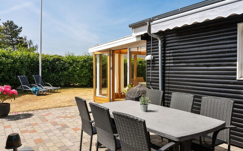 Sari - 250M from the Sea: Hout, Meubilair, Buitenmeubels, Huis, Schaduw, Stoel, Deur, Buitentafel, Bloempot, Veranda