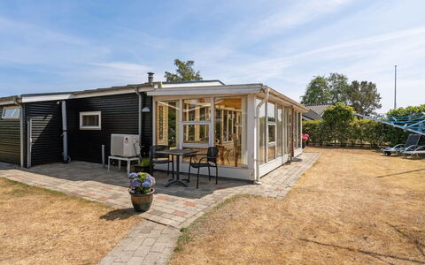 Sari - 250M from the Sea: Huis, Dak, Huis, Deur, Verblijf, Landgoed, Veranda, Schaduw, Garden Gebouwen, Siding