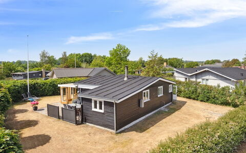 Sari - 250M from the Sea: Gebouw, Huis, Huis, Dak, Woongebied, Verblijf, Siding, Landgoed, Voorstad, Landscaping