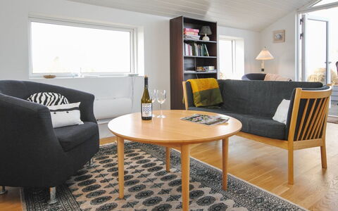 Hilmer - 250M from the Sea: Meubilair, Interieur Ontwerp, Flooring, Verdieping, Bankstel, Hout, Woonkamer, Kamer, Huis, Tafel
