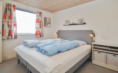 Hilmer - 250M from the Sea: Bed, Slaapkamer, Interieur Ontwerp, Meubilair, Laken, Bedding, Hout, Plafond, Verdieping, Kamer