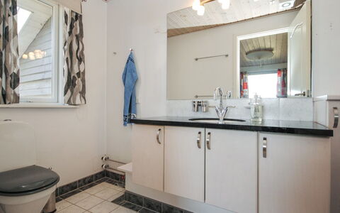 Hilmer - 250M from the Sea: Loodgieterswerkinrichting, Wastafel, Interieur Ontwerp, Flooring, Badkamer, Kraan, Wastafel In De Badkamer, Verdieping, Badkamerkast, Loodgieter