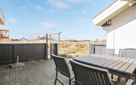 Hilmer - 250M from the Sea: Architectuur, Dak, Huis, Schaduw, Daylighting, Balkon, Dek, Beits, Leuning, Hek