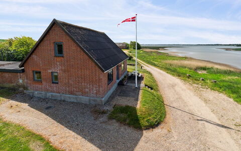 Swaantje - 150M to the Fjord: Dak, Huis, Land Lot, Huis, Verblijf, Landgoed, Garden Gebouwen, Schaduw, Blokhut, Landscaping