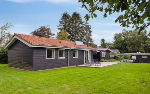Rikus - 300M from the Sea: Dak, Huis, Deur, Verblijf, Schaduw, Siding, Werf, Landgoed, Backyard