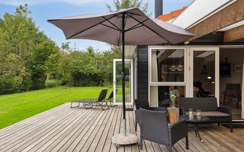Rikus - 300M from the Sea: Dak, Huis, Deur, Verblijf, Schaduw, Siding, Werf, Landgoed, Backyard