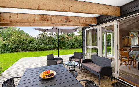 Rikus - 300M from the Sea: Dak, Huis, Deur, Verblijf, Schaduw, Siding, Werf, Landgoed, Backyard