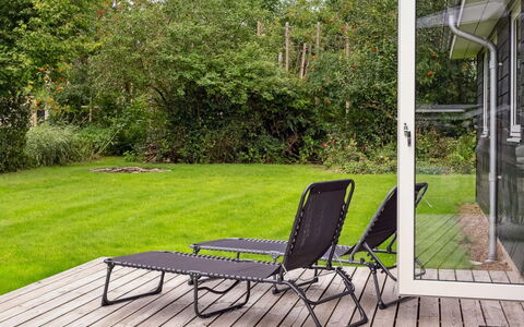 Rikus - 300M from the Sea: Dak, Huis, Deur, Verblijf, Schaduw, Siding, Werf, Landgoed, Backyard